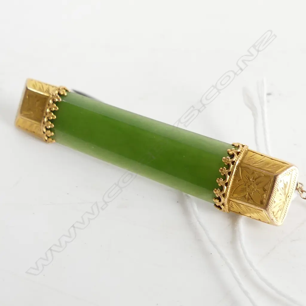 15CT YELLOW GOLD & POUNAMU COLONIAL BAR BROOCH. L.60mm Image 1++