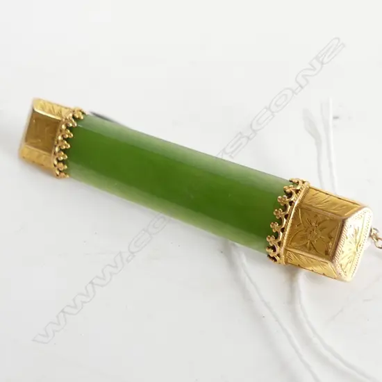 15CT YELLOW GOLD & POUNAMU COLONIAL BAR BROOCH. L.60mm
