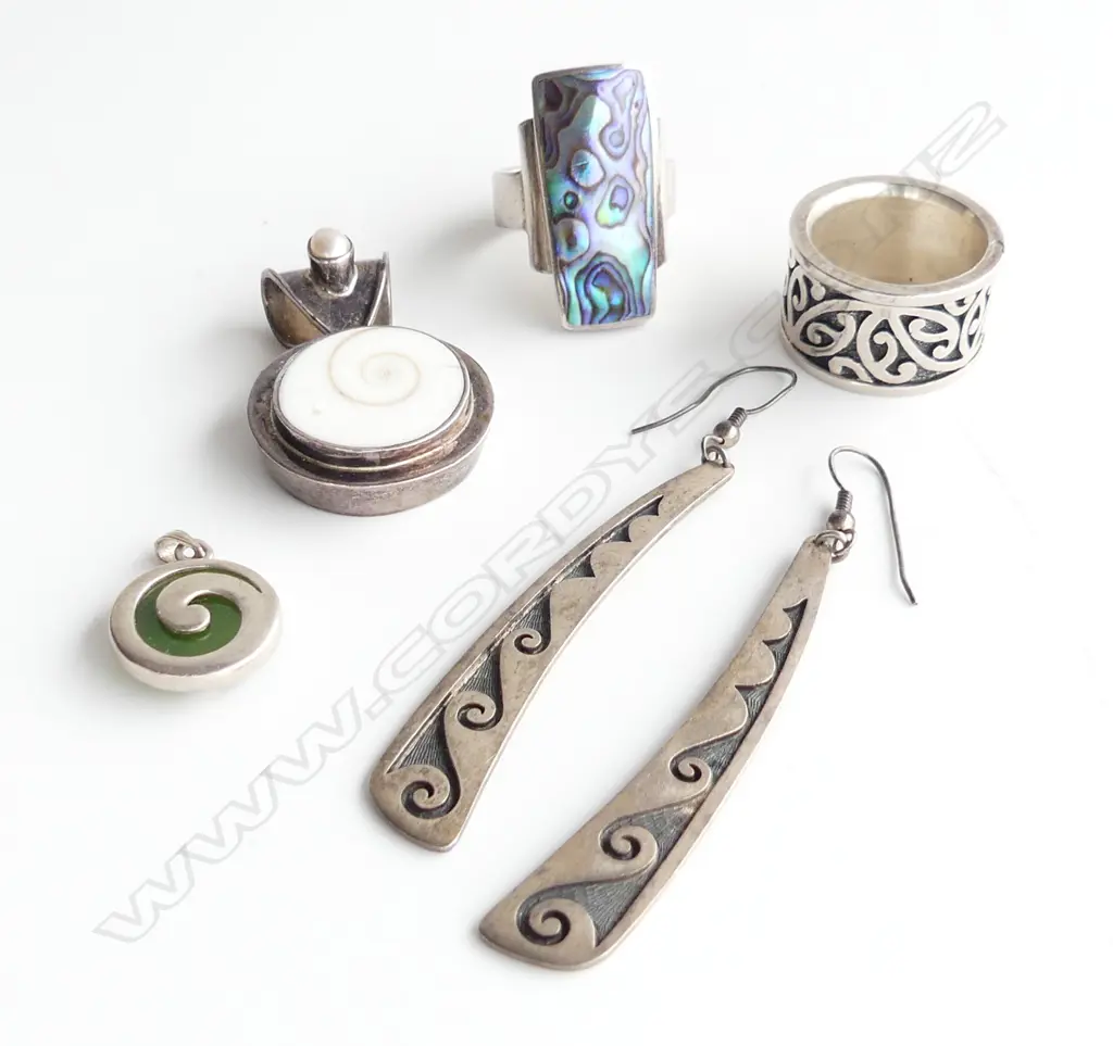 5 PCS NZ S/SILVER JEWELLERY; 2 RINGS, 2 PENDANTS & PR EARINGS Image 1++
