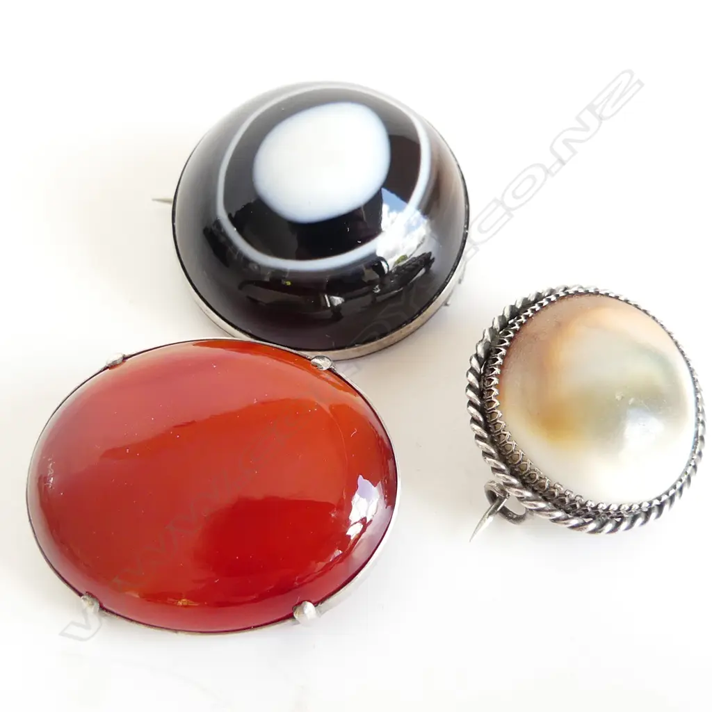 3 LG SILVER MOUNTED BROOCHES; CATS EYE (SEA SNAIL), CARNELIAN Image 1++