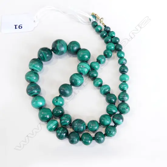 GRADUATED MALACHITE BEAD NECKLACE silver gilt clasp L.460mm