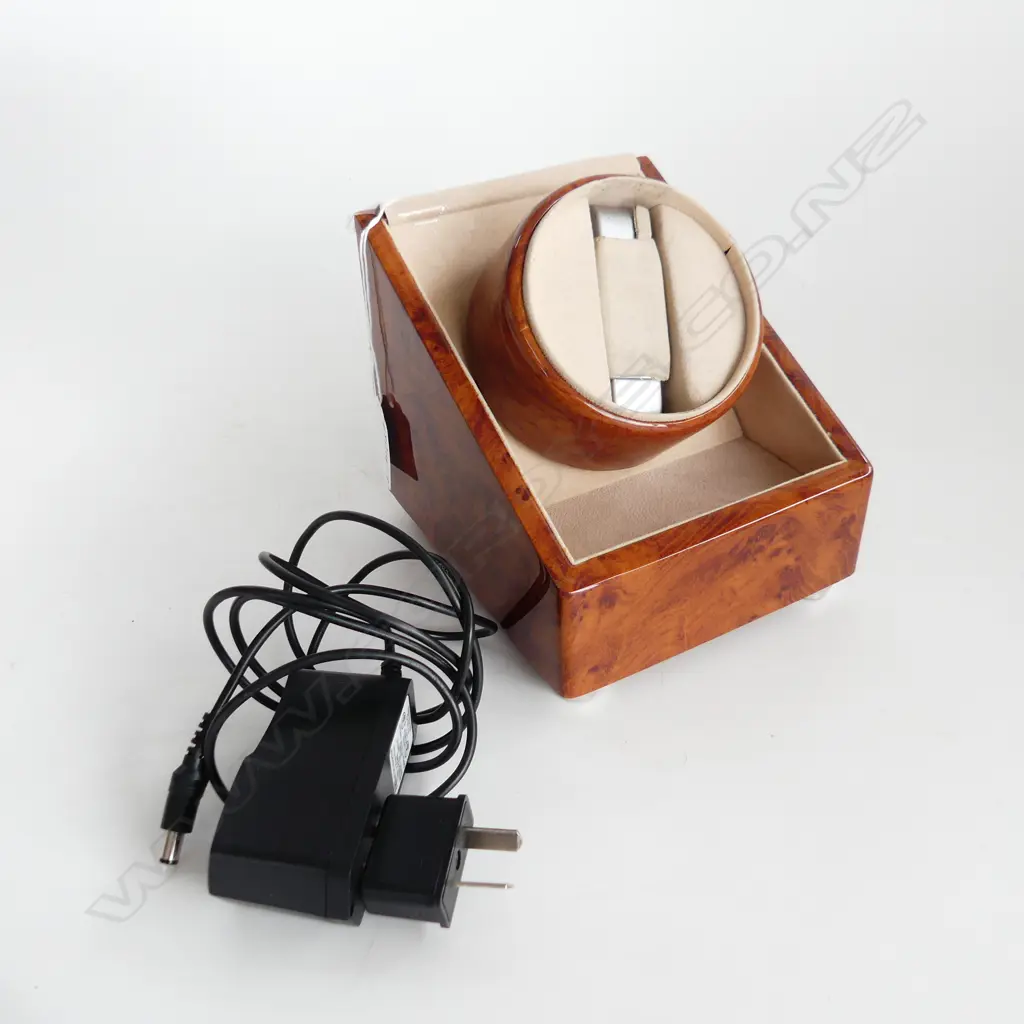 QUALITY WATCH WINDER, WORKING, NEW BATTERIES & CAN BE USED WITH ADAPTOR PLUG (SUPPLIED) Image 1++