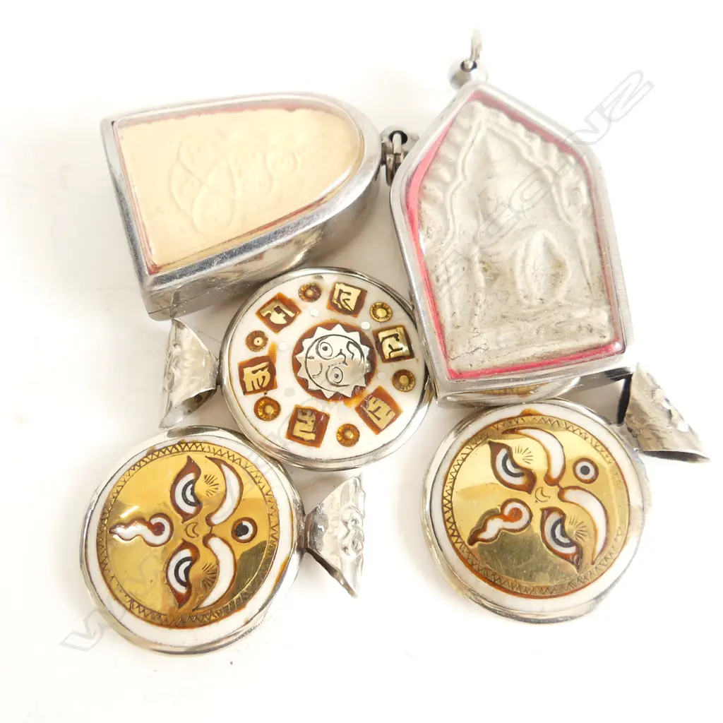 2 THAI BUDDHA AMULETS, 3 TIBETAN PENDANTS Image 1++
