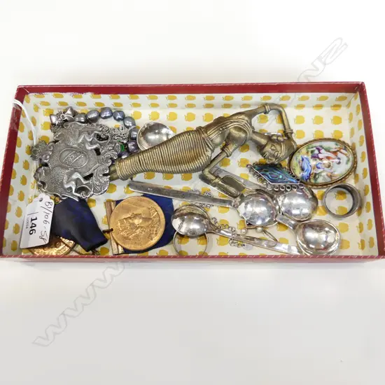 BAG OF JEWLLERY SILVER BROOCHES ETC PLUS FRIEDA KAHLO WHEAT BAG.