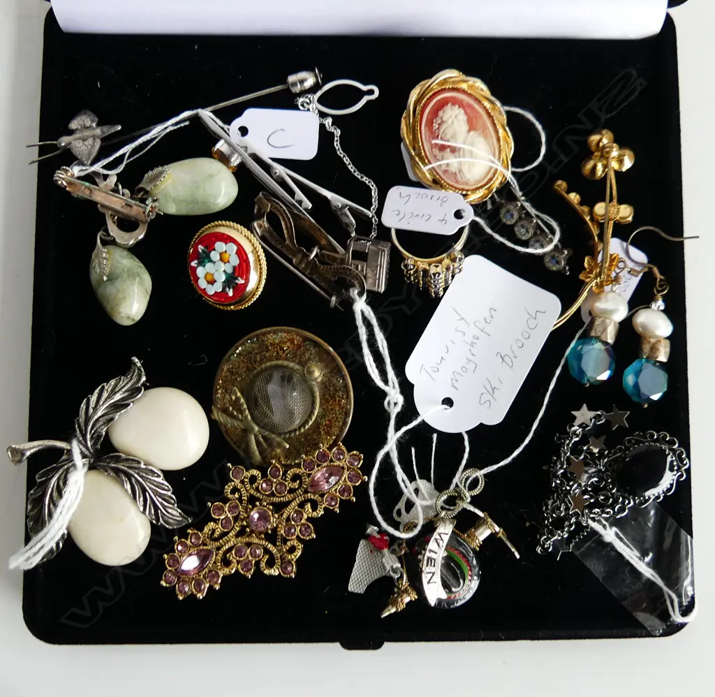 ASST COSTUME JEWELLERY BROOCHES, RING, EARRINGS ETC.. Image 1++