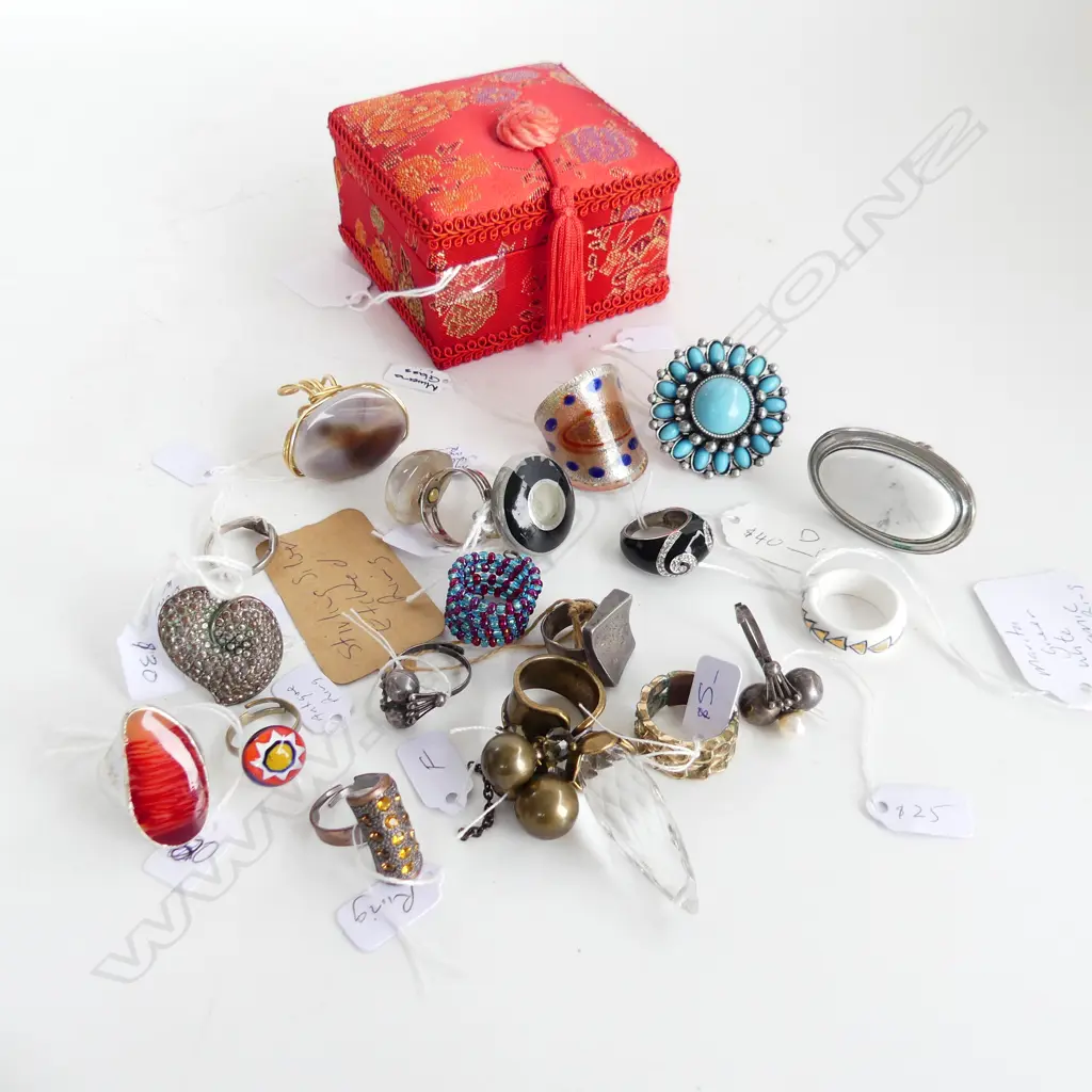 ASST COSTUME JEWELLERY RINGS INCL SOME STG SILVER RINGS Image 1++