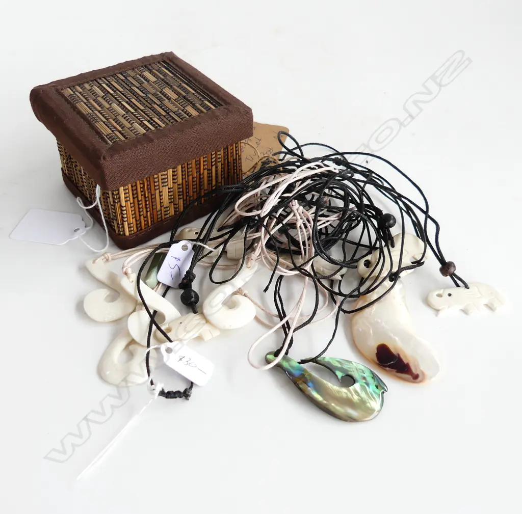 SM CONTAINER ASST NZ BONE & POUNAMU PENDANTS STRING CORDS Image 1++