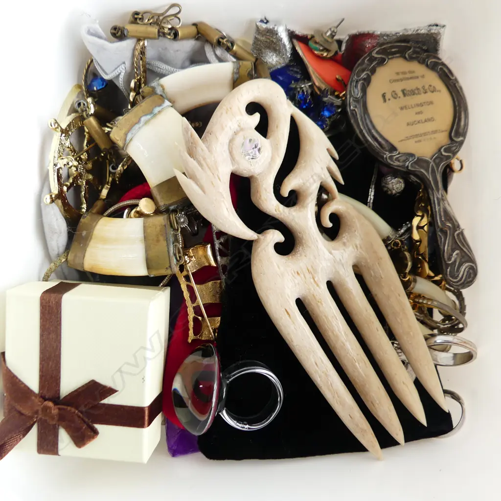 BOX LOT ASST. COSTUME JEWELLERY; BONE HERU Image 1++