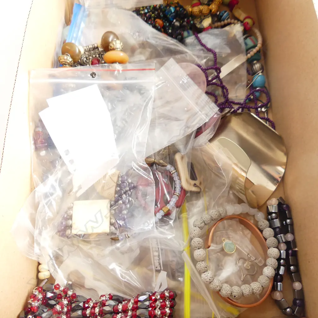 SHOE BOX MIXED COSTUME JEWELLERY Image 1++