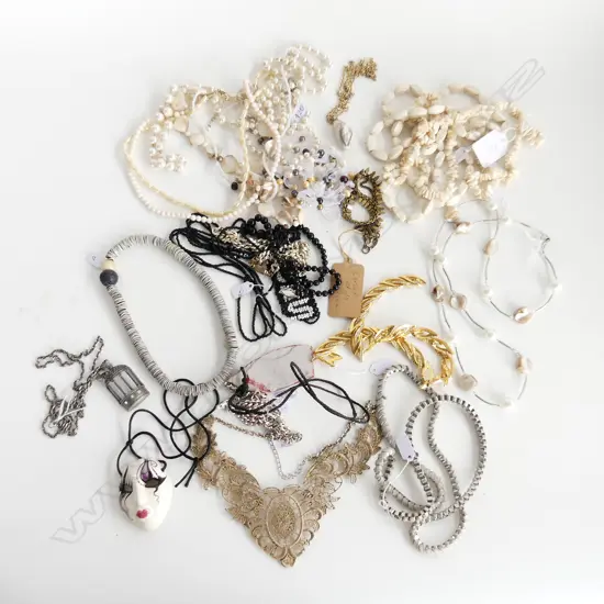 ASST COSTUME JEWELLERY NECKLACES 