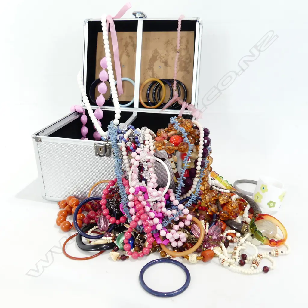 LG METAL BOX OF VINTAGE PLASTIC COSTUME JEWELLERY Image 1++