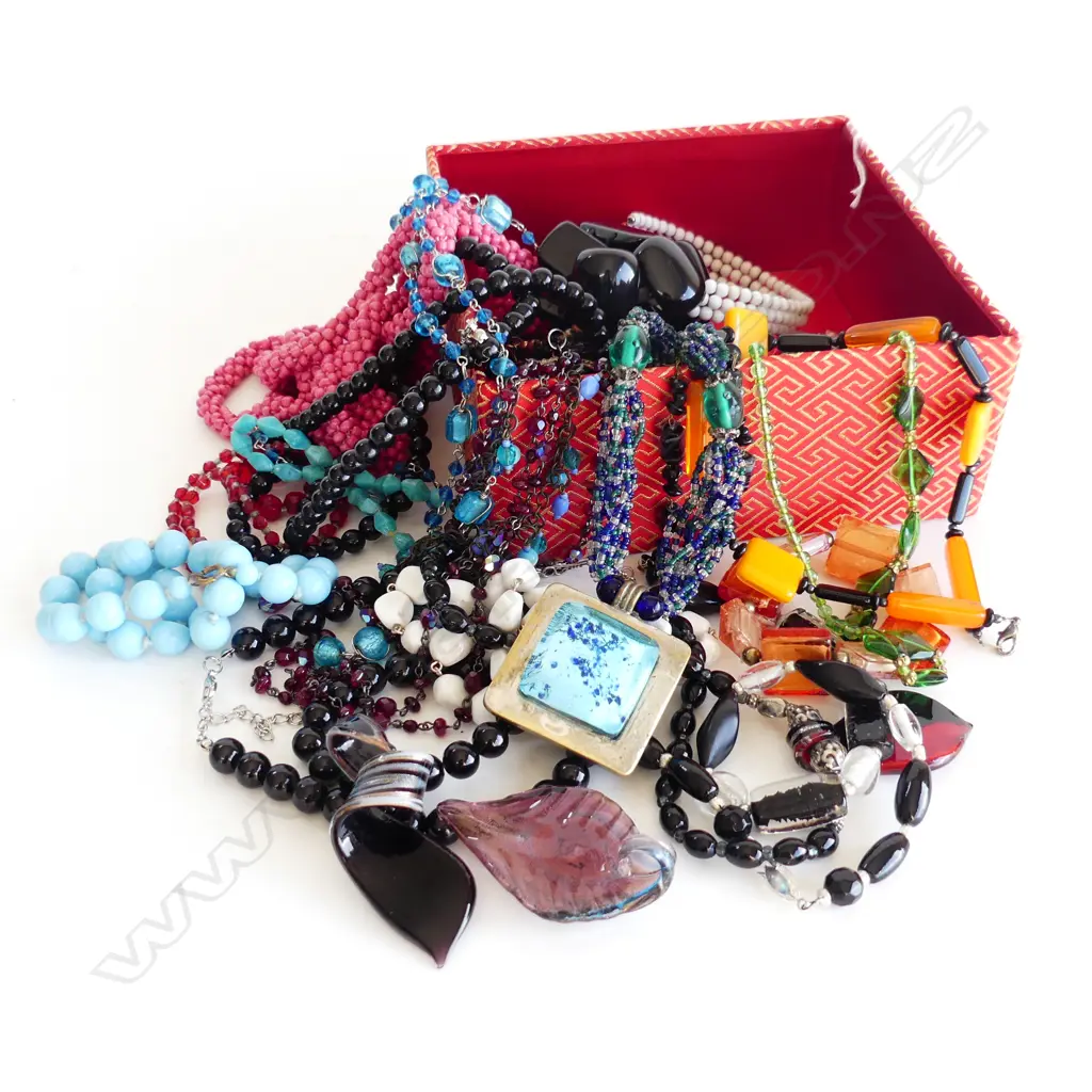 BOX ASST VINTAGE GLASS NECKLACES Image 1++