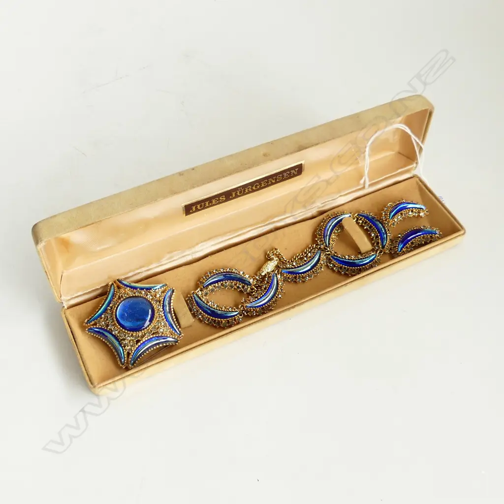 ORNATE BLUE STONE & DIAMANTE SET; LG BROOCH, NECKLACE & PR EARRING Image 1++