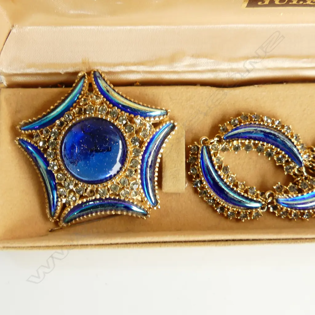 ORNATE BLUE STONE & DIAMANTE SET; LG BROOCH, NECKLACE & PR EARRING Image 1++