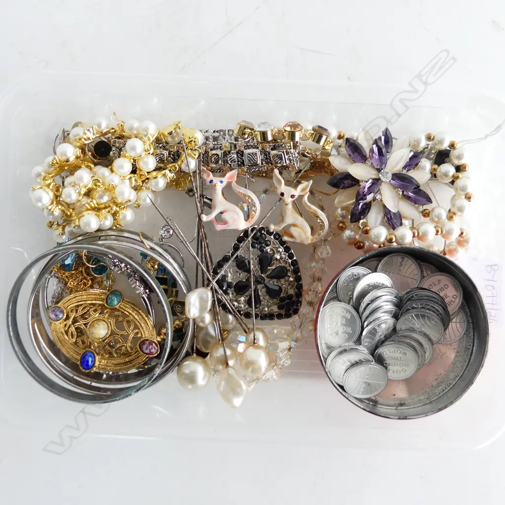 ASST. COSTUME JEWELLERY, HAT PINS, PAN AM AIRLINE TOKENS Image 1++