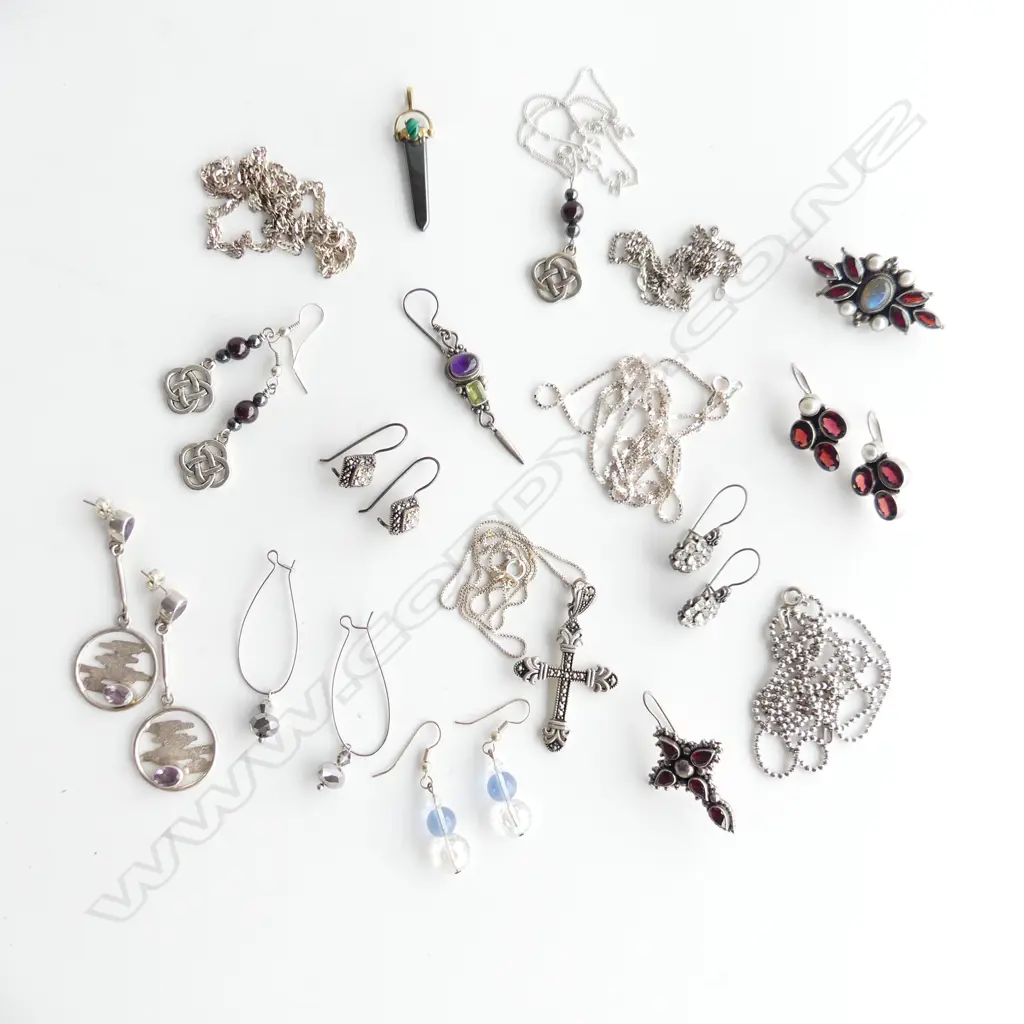 SMALL BOX S/SILVER JEWELLERY; NECKLACES BROOCHES EARRINGS ETC Image 1++