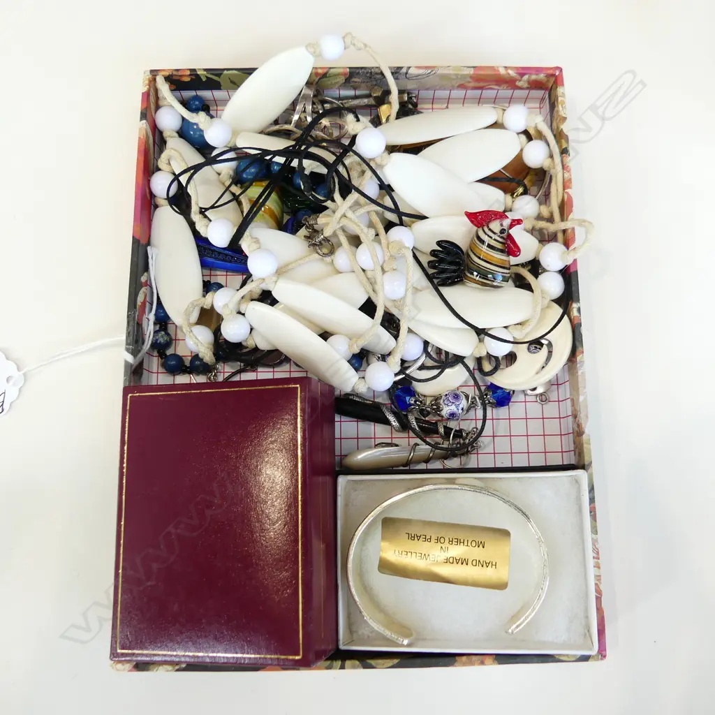 BAR OF ASSORTED JEWELLERY INCLUDING BONE NECKLACE AND BLUE NECKLACE Image 1++
