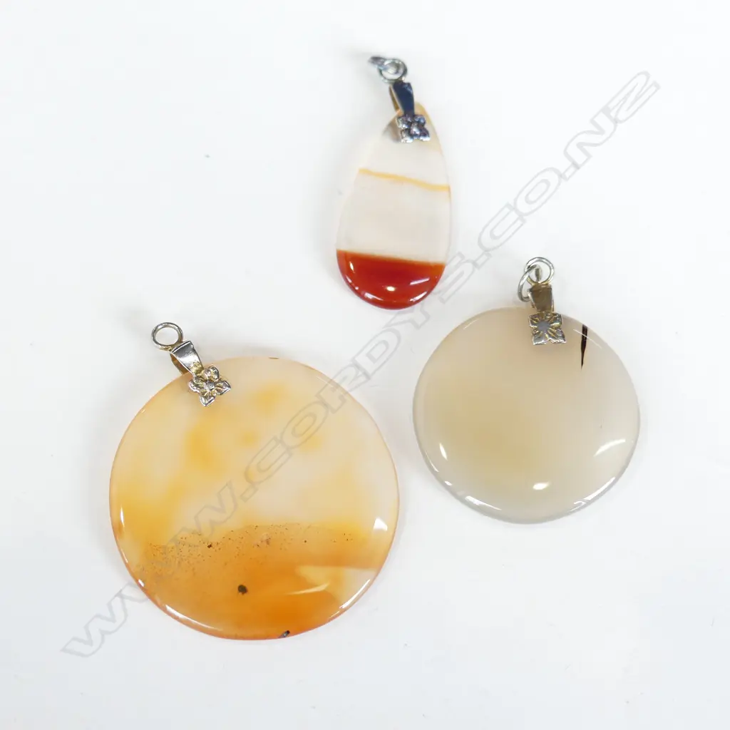 3 JADE PENDANTS, 2 ROUND & ONE TEAR DROP Image 1++