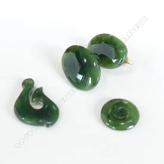 POUNAMU (GREENSTONE) PR EARRINGS & 2 PENDANTS 