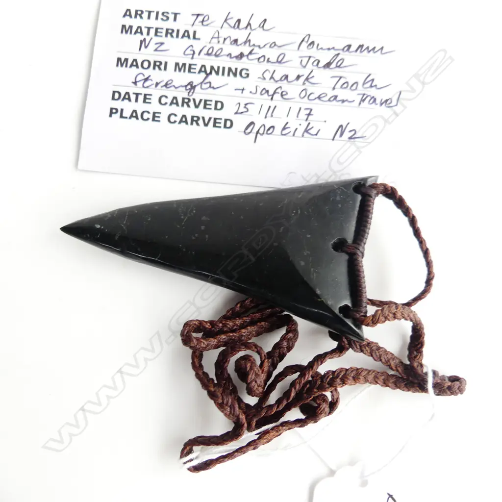 TE KAHA carved pounamu lge rei niho (eye tooth) pendant with certificate 2017 Image 1++
