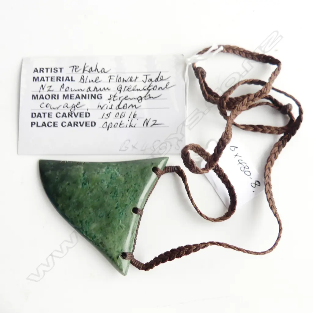 TE KAHA carved pounamu lge rei niho (eye tooth) pendant with certificate 2016 Image 1++