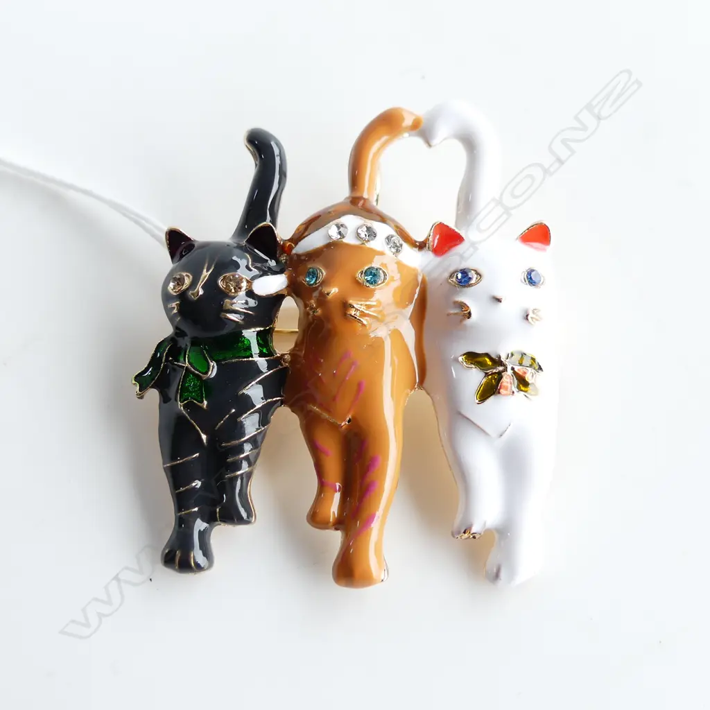 TRIO OF CHRISTMAS CATS ENAMEL & GLASS BROOCH Image 1++