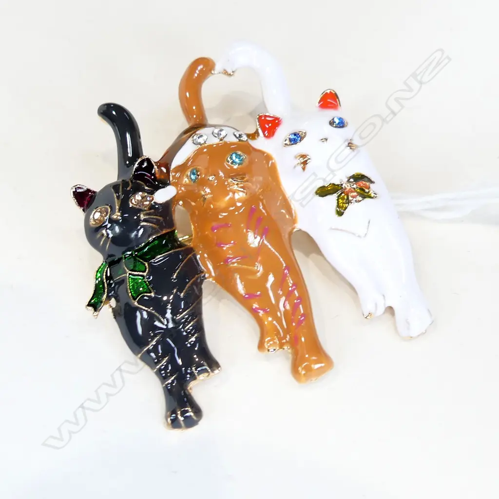  ENAMEL & GLASS TRIO OF CHRISTMAS CATS BROOCH Image 1++