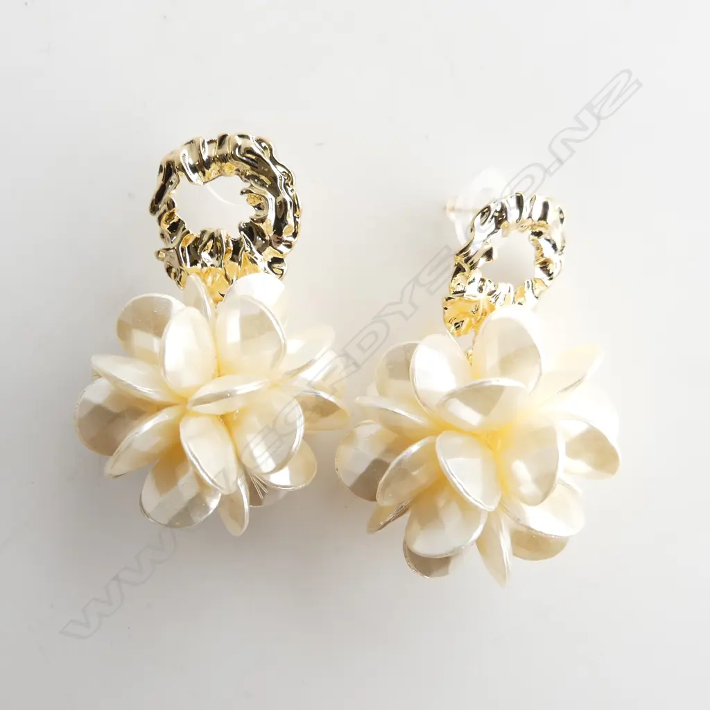LG MOTHER OF PEARL BALL FLOWER CLUSTER DROP EARRINGS  Image 1++
