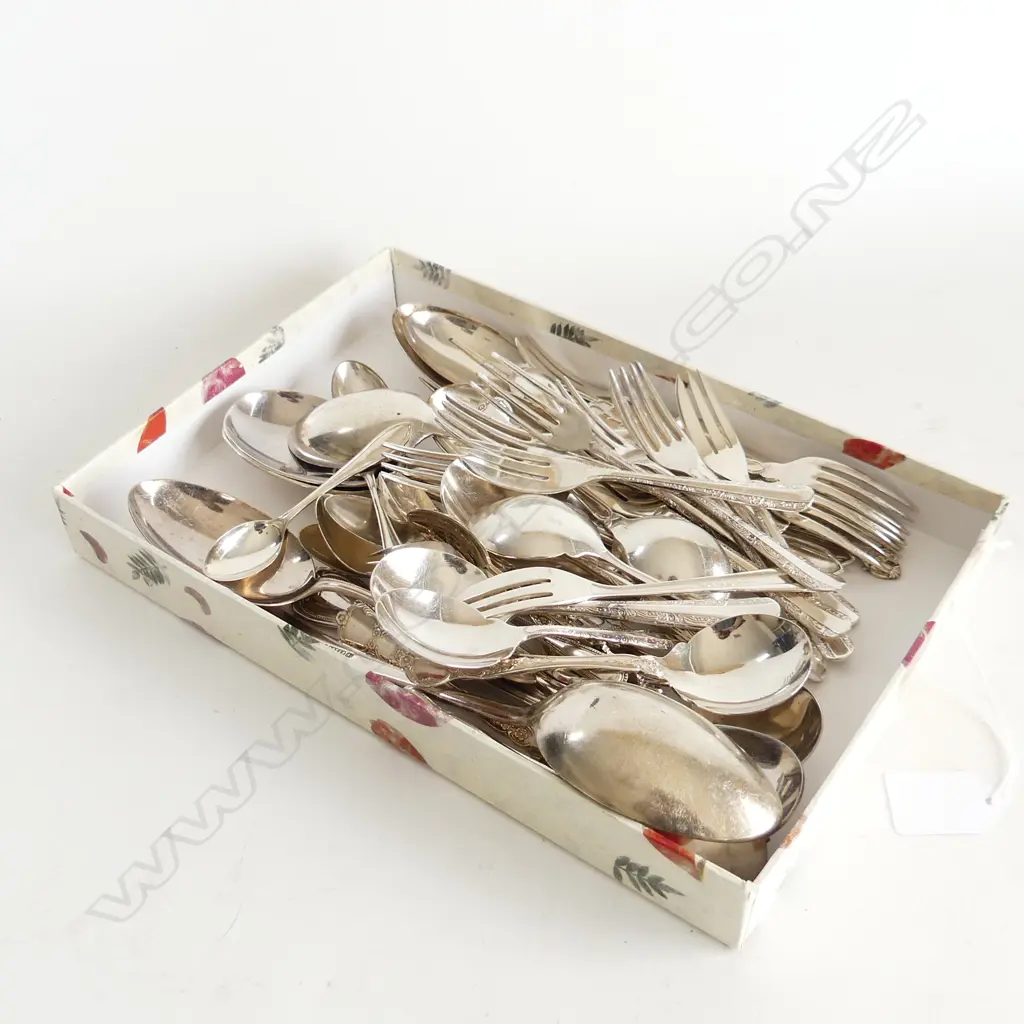 TRAY ASST SILVER PLATE CUTLERY; SPOONS, CAKE FORKS ETC.. Image 1++