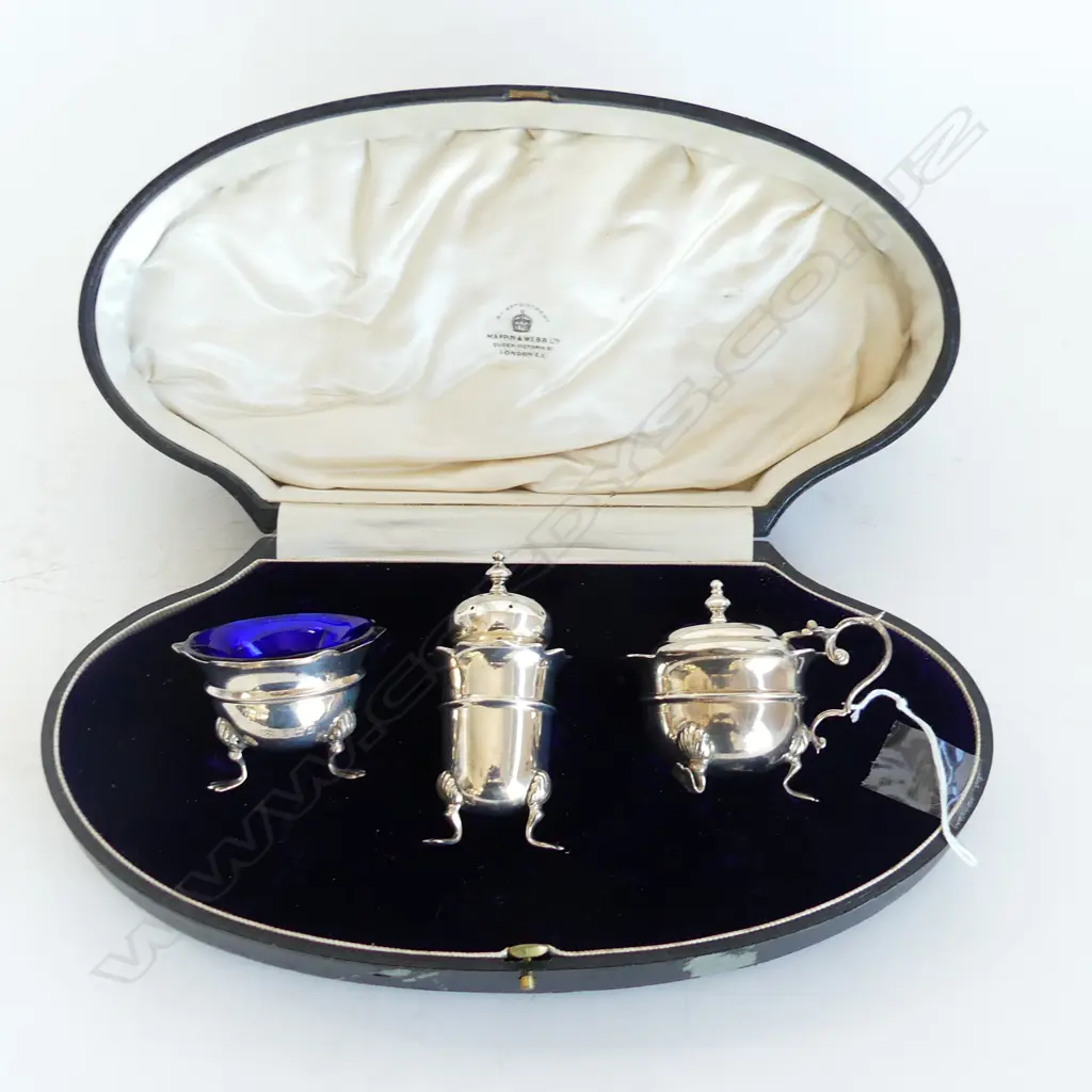 CASED MAPPIN & WEBB 3 PC STG SILVER CONDIMENT SET; PEPPER SHAKER, GLASS LINED SALT DISH & MUSTARD POT WITH LID BIRM 1918 Image 1++