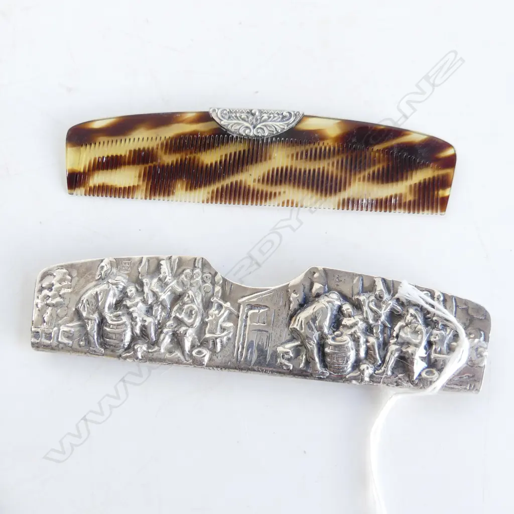 ORNATELY EMBOSSED STG SILVER COMB CASE WITH COMB, L 125mm Image 1++