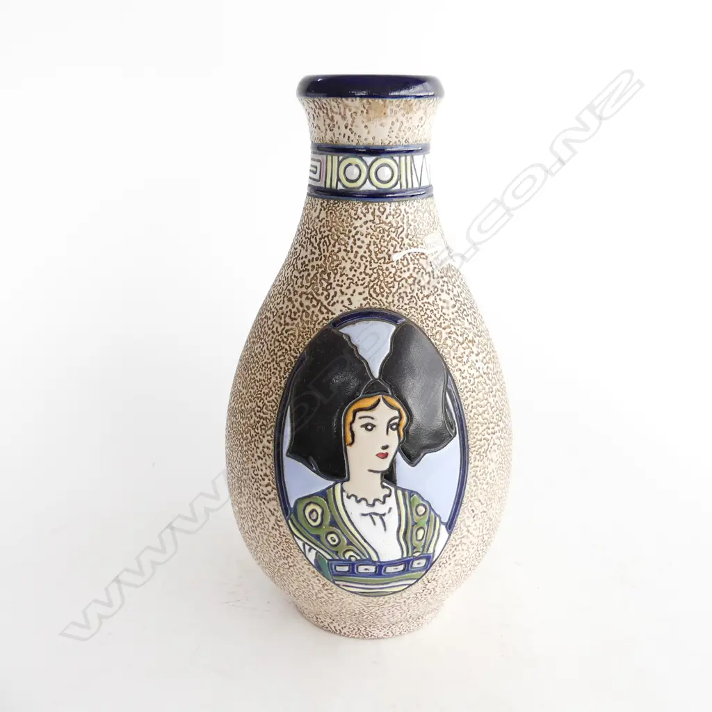 TALL AMPHORA VASE LADY WITH BLACK LACE HEAD GEAR H350MM Image 1++