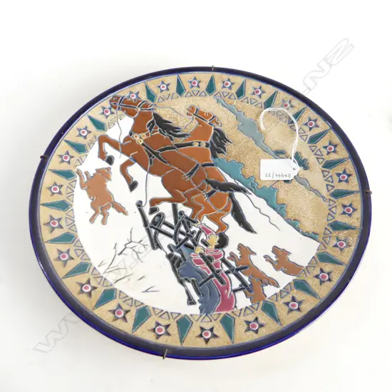 AMPHORA WALL PLAQUE HORSES & SLED DESIGN DIA 300MM