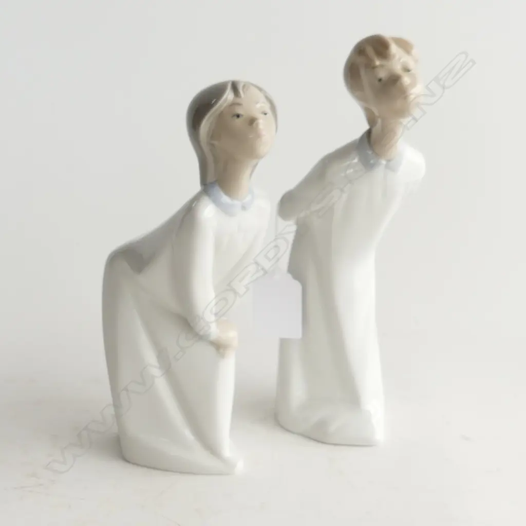 TWO LLADRO FIGURINES, BOY & GIRL KISSING, H. 205, 185mm Image 1++