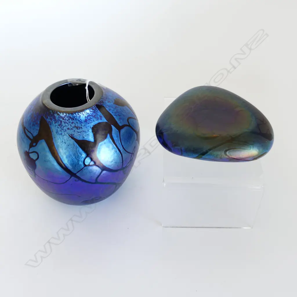 2 (UNSIGNED) GARY NASH BLUE IRIDESCENT ART GLASS PCES; VASE H.130mm & PAPER WEIGHT STONE Image 1++