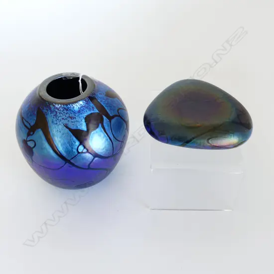 2 (UNSIGNED) GARY NASH BLUE IRIDESCENT ART GLASS PCES; VASE H.130mm & PAPER WEIGHT STONE
