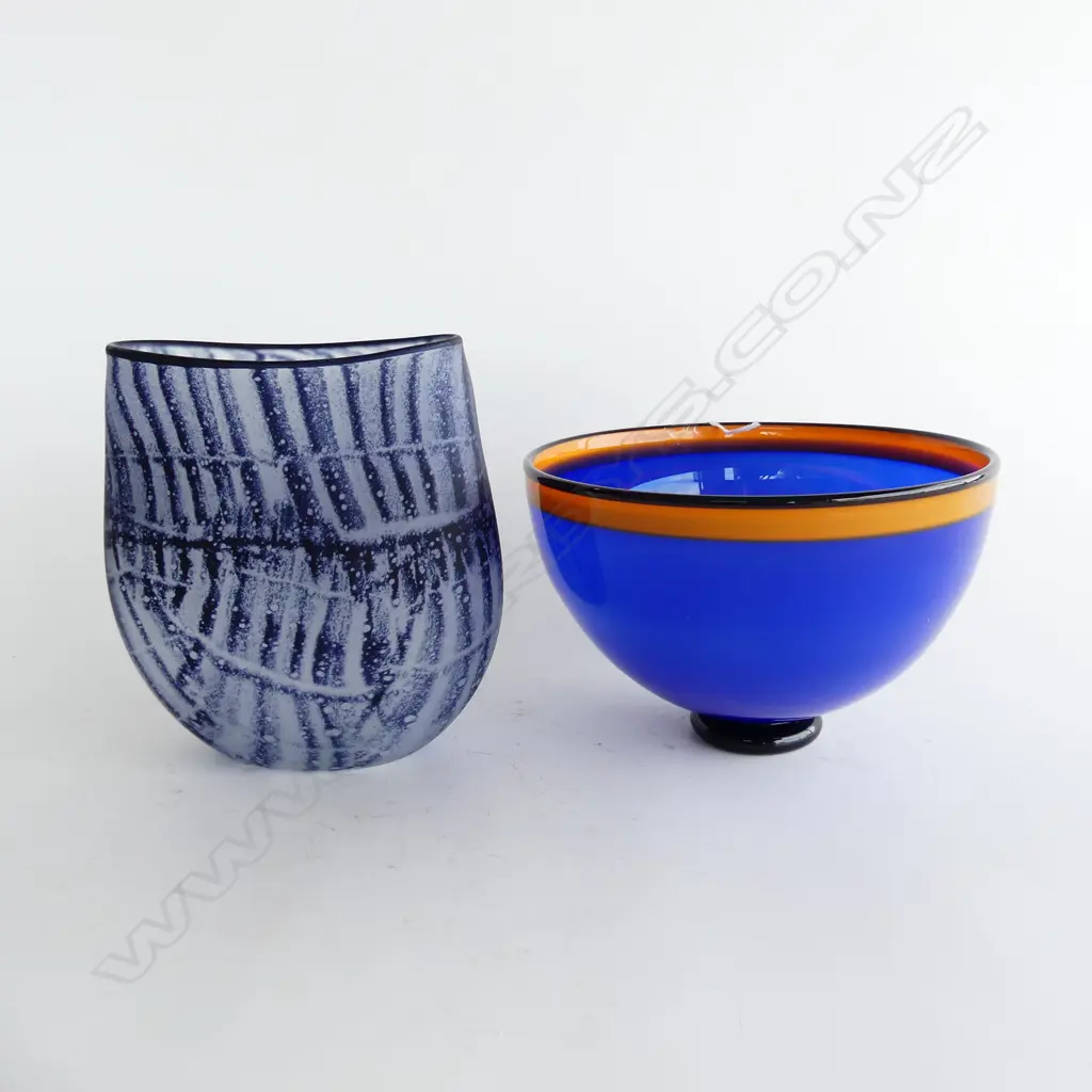 2 ART GLASS VASES; GARY NASH '97 200mm dia, MIKE MCGREGOR '96 H.180mm Image 1++