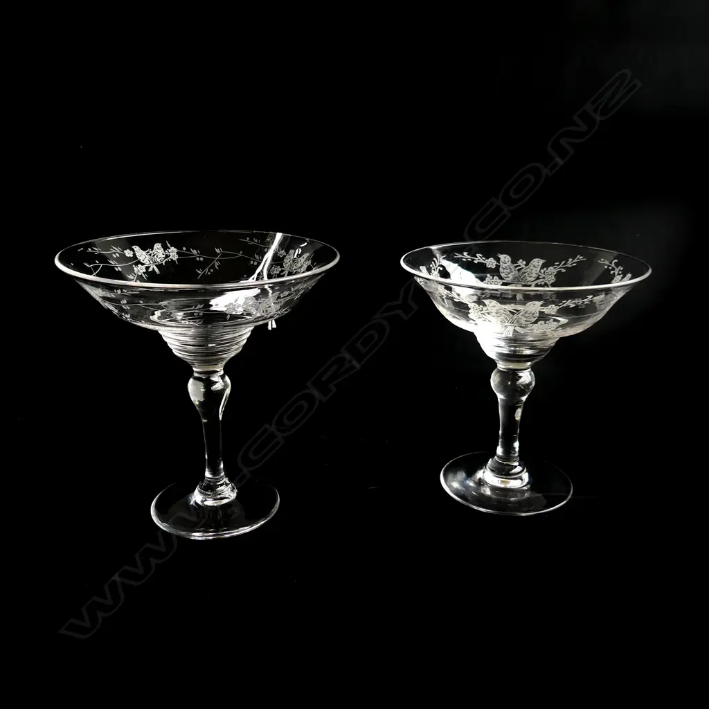 TWO STUART CRYSTAL COMPORTS WITH ETCHED BIRDS ENGLAND H. 17.5CM D. 165mm Image 1++