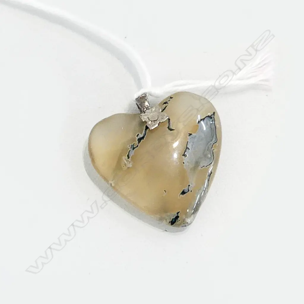 HEART SHAPED JADE PENDANT Image 1++