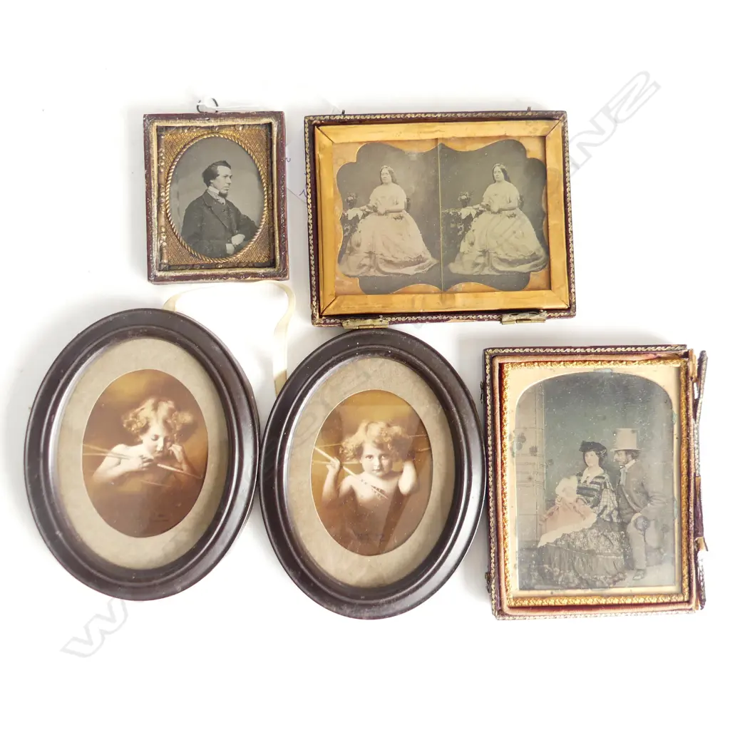 3 ANTIQUE DAGUERREOTYPES 120x95mm + CUPID PRINT IN DOUBLE OVAL FRAME Image 1++
