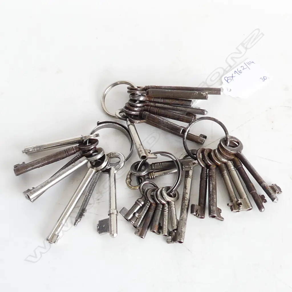 30 VINTAGE KEYS Image 1++