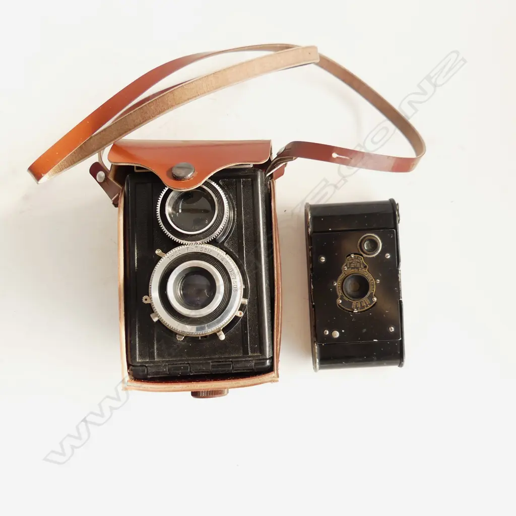 VINTAGE LUBITEL & FOLDING CAMERA Image 1++