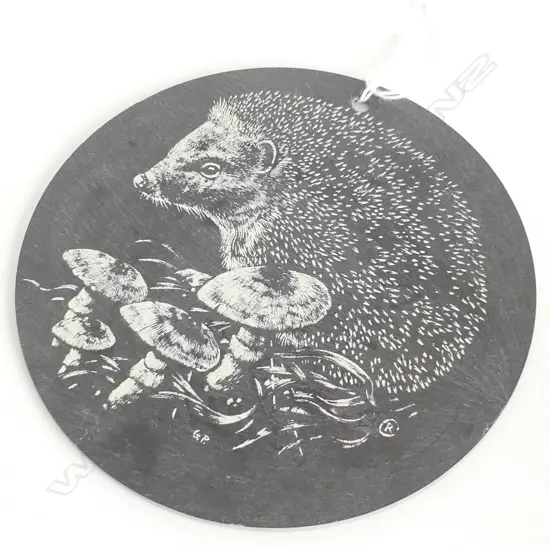 WELSH SLATE HEDGEHOG WALL PLAQUE, SIGNED, DIA.150mm