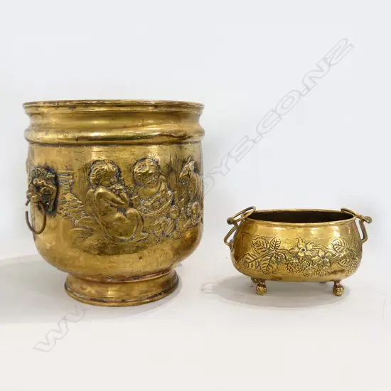 2 BRASS JARDINERES w. EMBOSSED DECORATION & CAPTURED HANDLES H.260mm