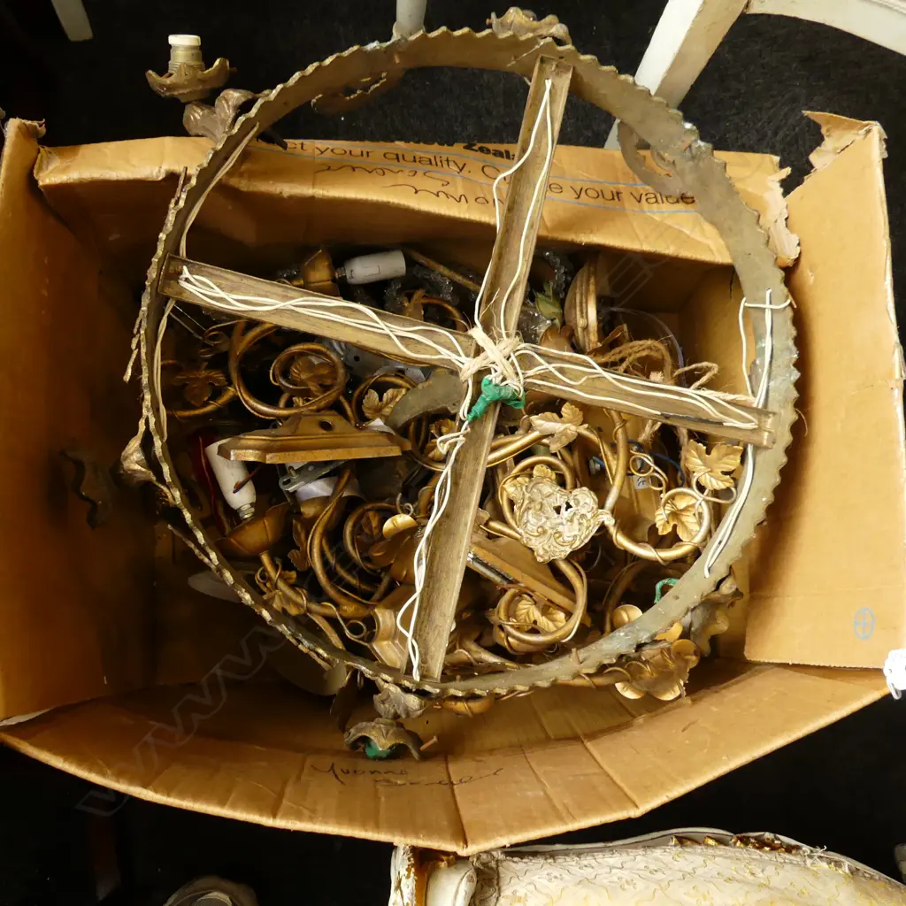 BOX LOT ASST. LIGHT FITTINGS Image 1++