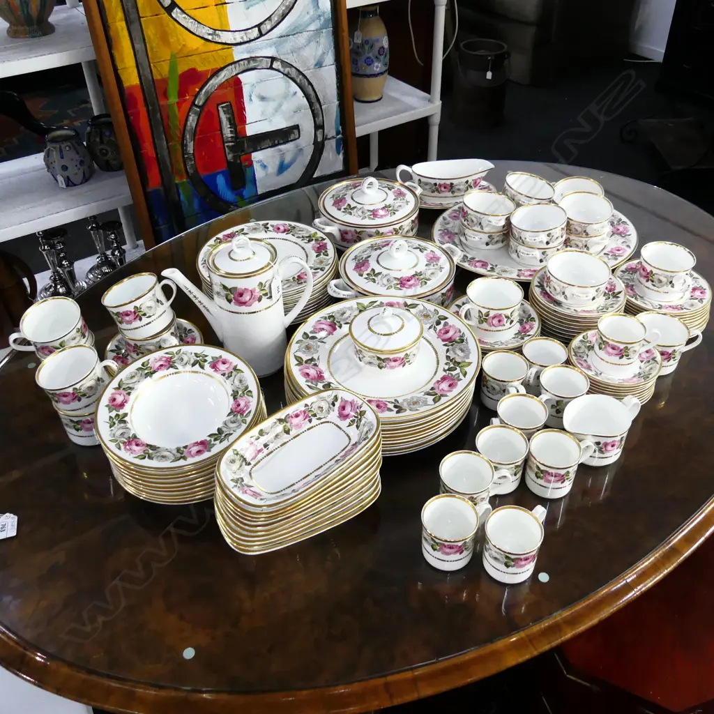 VERY LGE QUALITY ROYAL WORCESTER 'ROYAL GARDEN' DINNER SERVICE... Image 1++