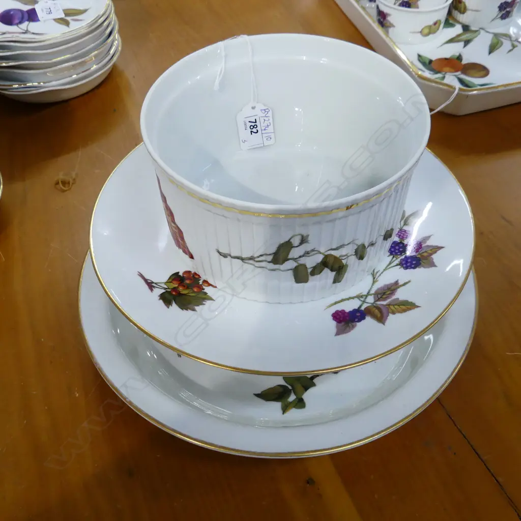 3 PCES ROYAL WORCESTER EVESHAM; CAKE STAND + 2 BAKING DISHES 270mm dia Image 1++