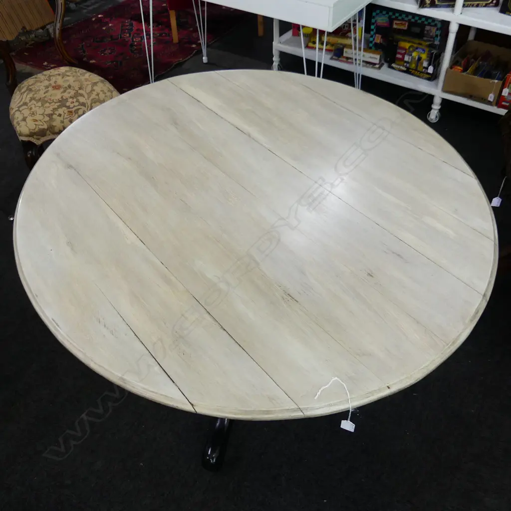 MODERN OVAL DINING TAB LE. WITH GREY FINISH ON BLACK TREFOIL LEGS. Dia 1080mm Image 1++