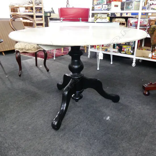 MODERN OVAL DINING TAB LE. WITH GREY FINISH ON BLACK TREFOIL LEGS. Dia 1080mm