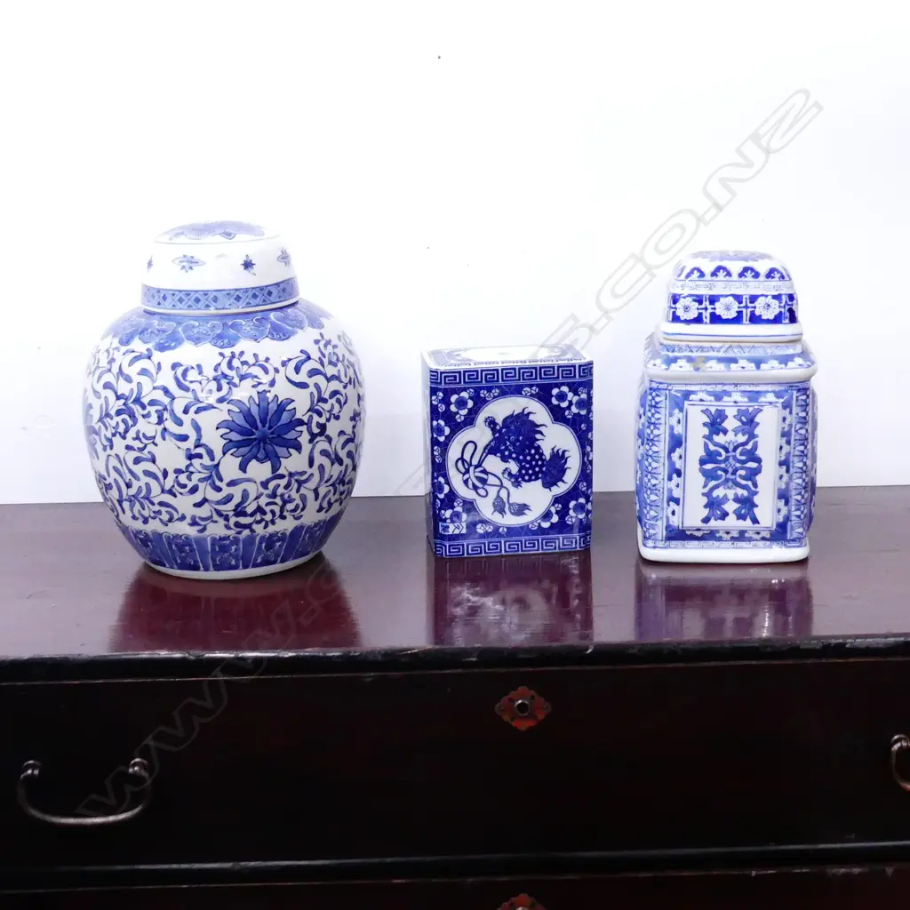 3 B/W ORIENTAL LIDDED CONTAINERS H.250mm Image 1++